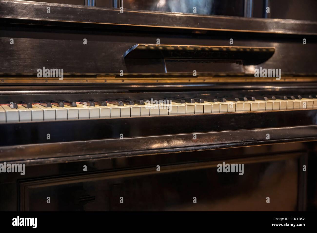 Klaviertasten auf altem hölzernen Musikinstrument. Nahaufnahme der Klaviertastatur, klassische Musik und klassisches musikalisches Veranstaltungskonzept Stockfoto