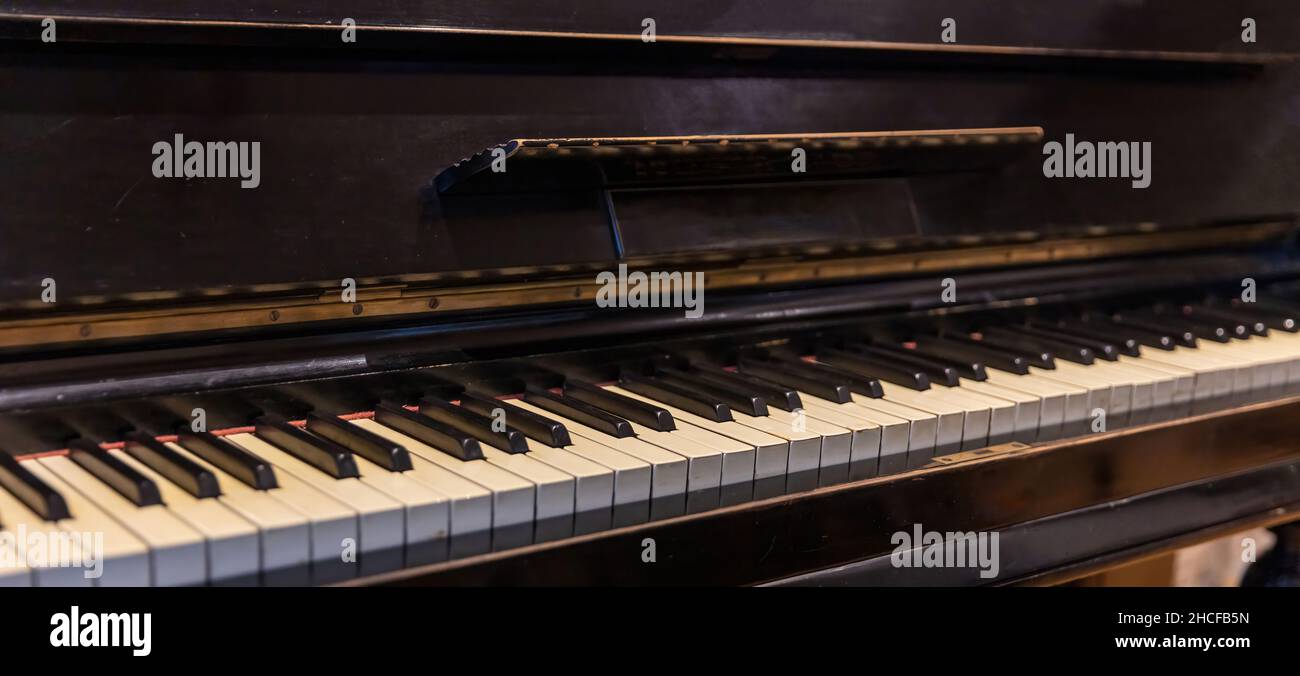 Klaviertastatur auf altem hölzernen Musikinstrument. Klaviertasten aus der Nähe, klassische Musik und klassisches musikalisches Veranstaltungskonzept Stockfoto