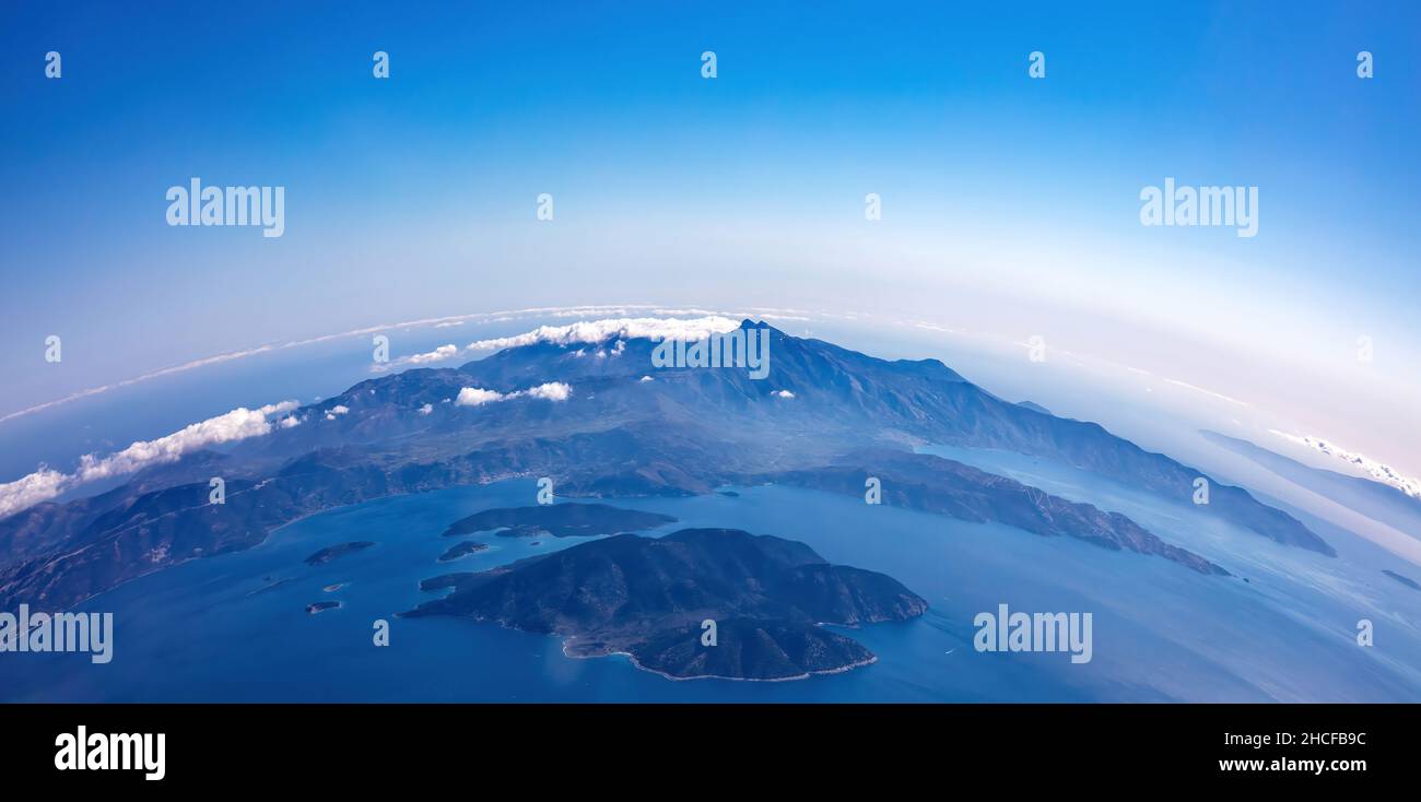 Krümmung Der Erde. Luftaufnahme. Blauer Himmel und Wolken über der Insel im Meer. Raum, Wissenschaftskonzept Stockfoto