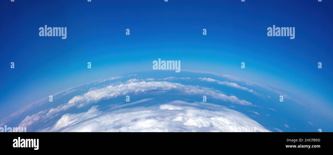 Krümmung Der Erde. Luftaufnahme. Blauer wolkig Himmel über Land. Raum, Wissenschaftskonzept Stockfoto