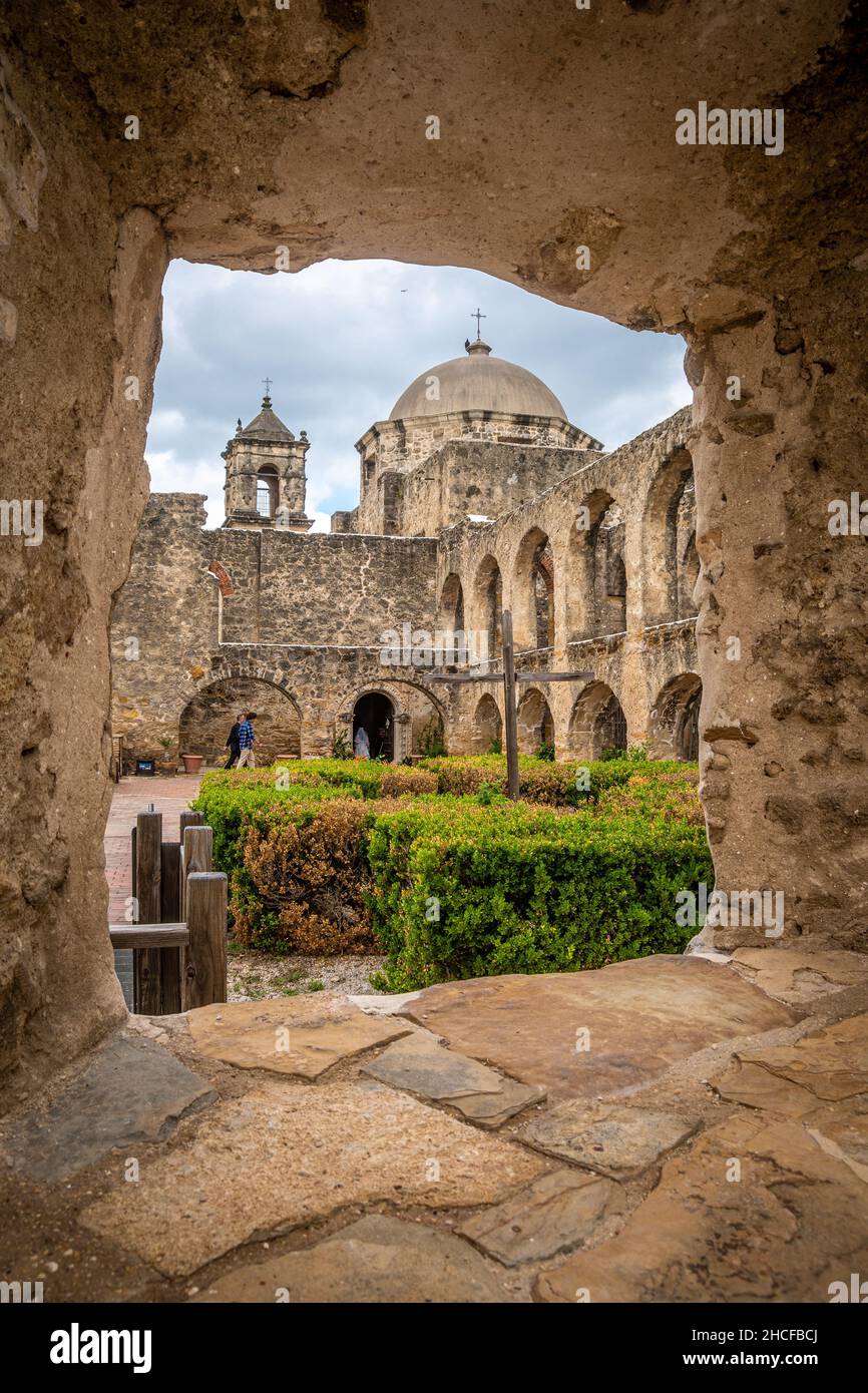 Steinarchitektur, die den Blick auf die Mission San Jose einrahmen Stockfoto