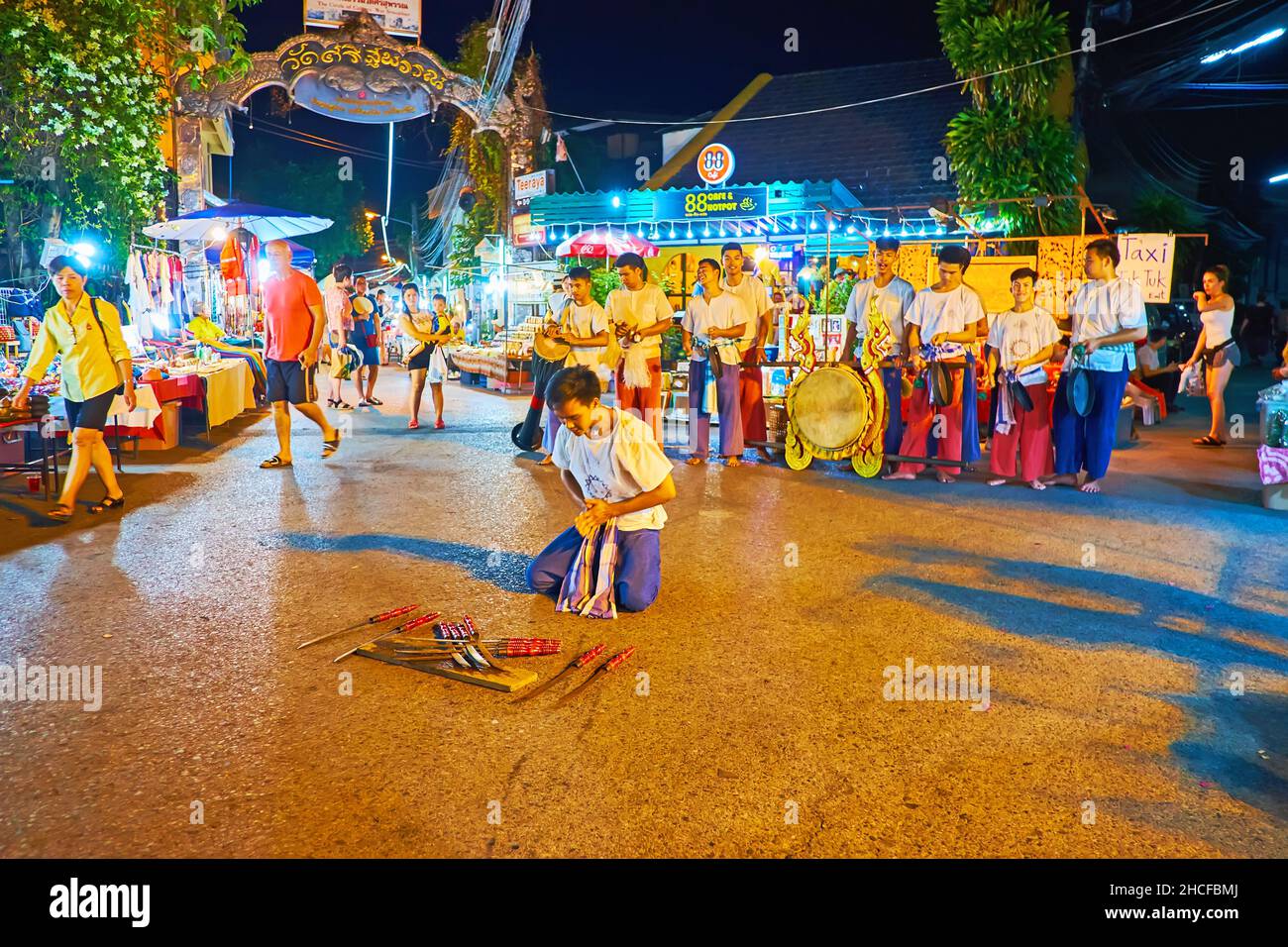 CHIANG MAI, THAILAND - 4. MAI 2019: Der Krieger tanzt mit Schwertern auf dem Samstagabend-Markt, Wualai Walking Street, am 4. Mai in Chiang Mai Stockfoto