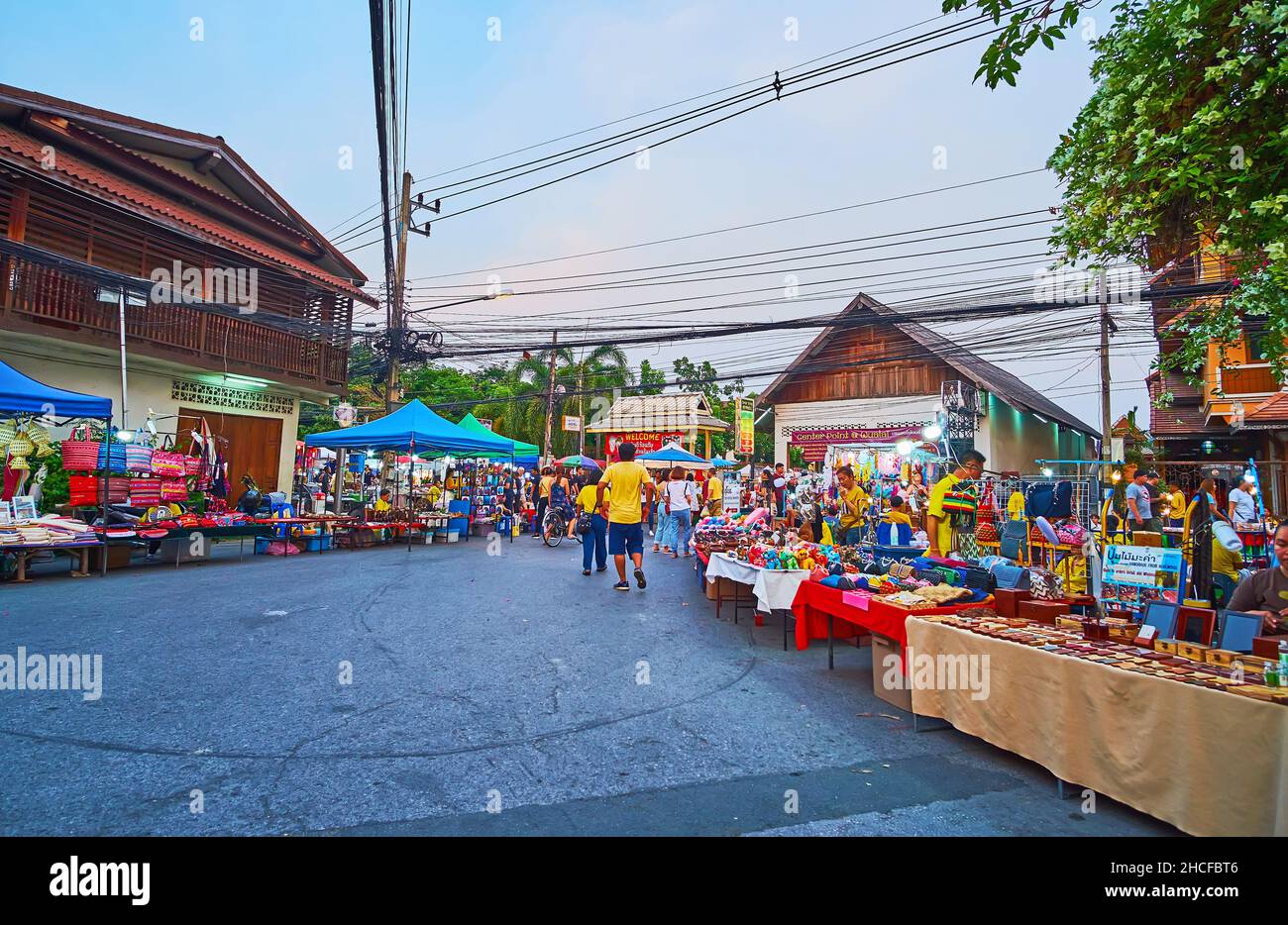 CHIANG MAI, THAILAND - 4. MAI 2019: Die Wualai Walking Street ist gesäumt von Marktständen am Samstagabend, die einheimische Designer-Kleidung, Souvenirs und Acce anbieten Stockfoto