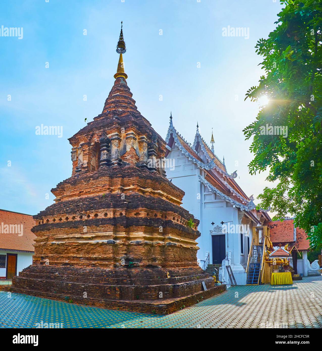 Erhaltene alte Backsteinchedi von Wat Jedlin (Chetlin) mit Reliefverzierungen und vergoldeten hti-Regenschirm auf der Oberseite, Chiang Mai, Thailand Stockfoto