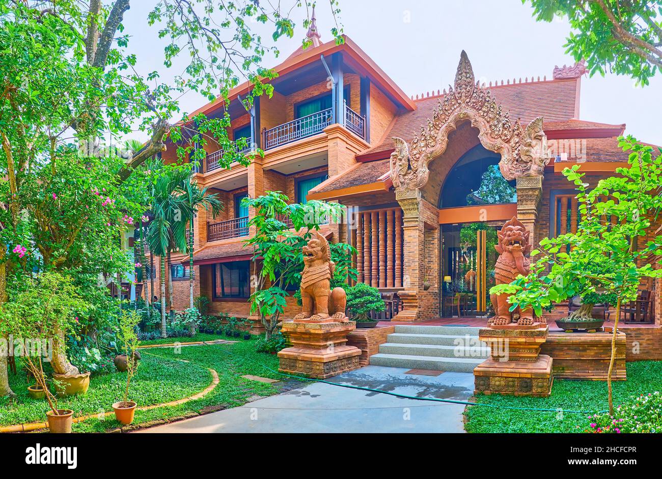 CHIANG MAI, THAILAND - 4. MAI 2019: Panorama-Außenansicht des Baan Phor Liang Meun Terracotta Arts Hotels mit traditionellen asiatischen Terracotta-Skulpturen, auf Stockfoto