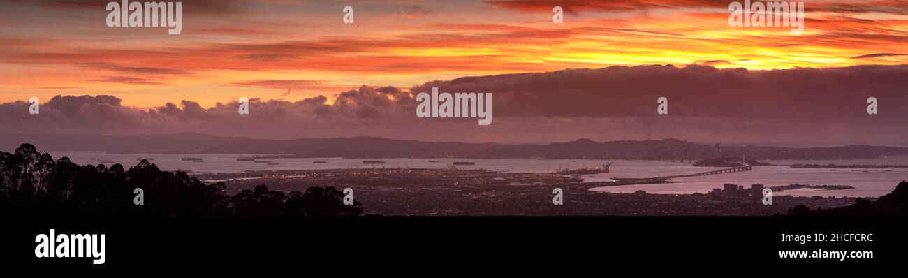 Sonnenuntergang über der San Francisco Bay Area Panorama über Grizzly Peak in Berkeley Hills Stockfoto
