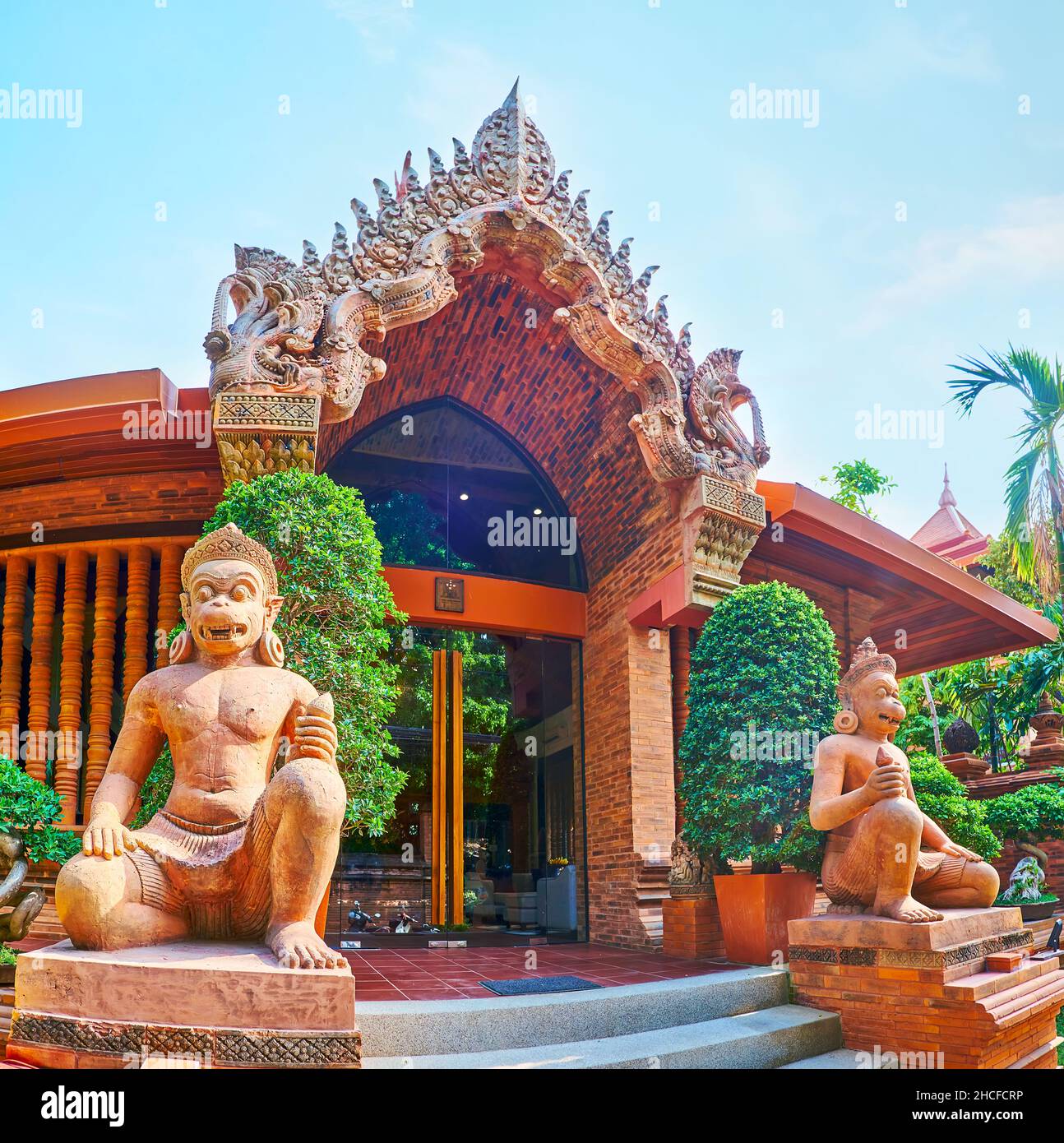 CHIANG MAI, THAILAND - 4. MAI 2019: Die Terrakotta-Hanuman-Statuen am Tor des Baan Phor Liang Meun Terracotta Arts Hotels, am 4. Mai in Chiang Mai Stockfoto