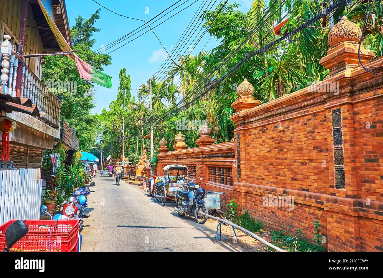CHIANG MAI, THAILAND - 4. MAI 2019: Das üppige Grün, die alten Häuser und der wunderschöne Ziegelzaun, dekoriert mit Terrakotta-Skulpturen von Baan Phor Liang Stockfoto