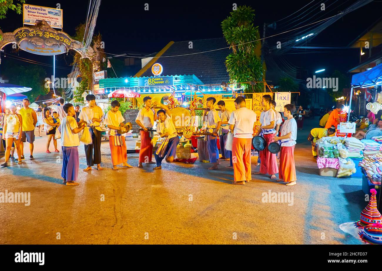 CHIANG MAI, THAILAND - 4. MAI 2019: Die jungen Straßenkünstler zeigen Thai-Trommeln-Performance mit Tribal-Tanzelementen, Samstagabend-Markt in Wualai w Stockfoto