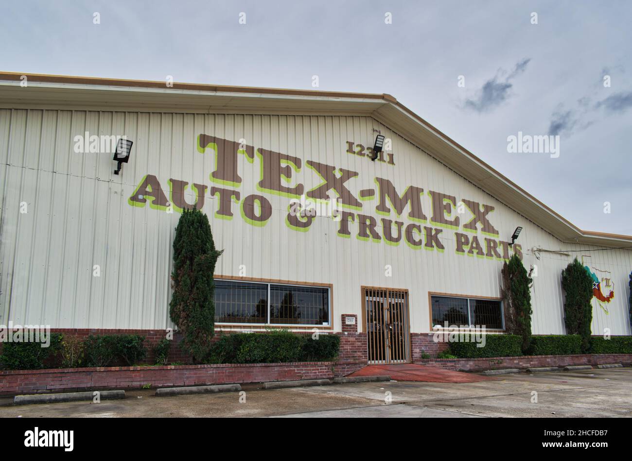 Houston, Texas USA 12-05-2021: Tex-Mex Auto and Truck Parts Business Exterior in Houston, TX. Vor dem Eingang des lokalen Automobilsalzunternehmens. Stockfoto