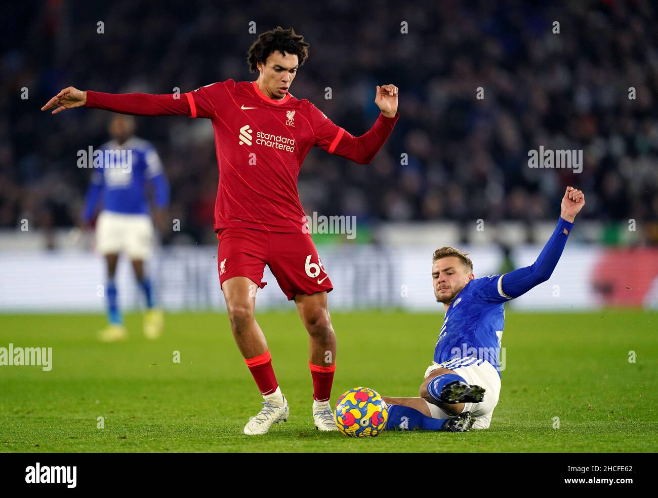 Liverpools Trent Alexander-Arnold (links) und die Kiernan Dewsbury-Hall in Leicester City kämpfen während des Premier League-Spiels im King Power Stadium, Leicester, um den Ball. Bilddatum: Dienstag, 28. Dezember 2021. Stockfoto