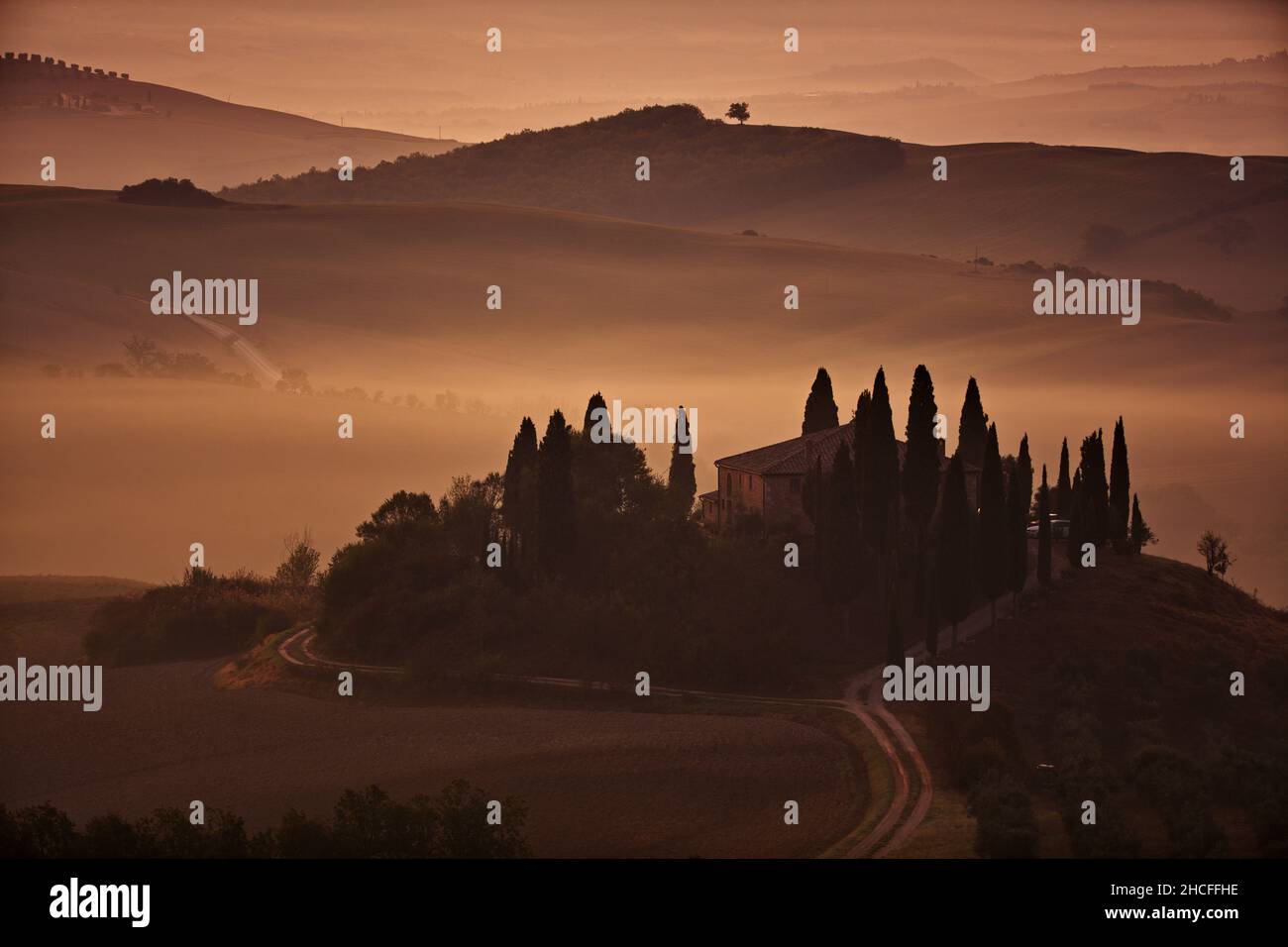 Erstaunlicher Panoramablick die goldene Stunde in Podere Belvedere, Toskana, Italien. Stockfoto