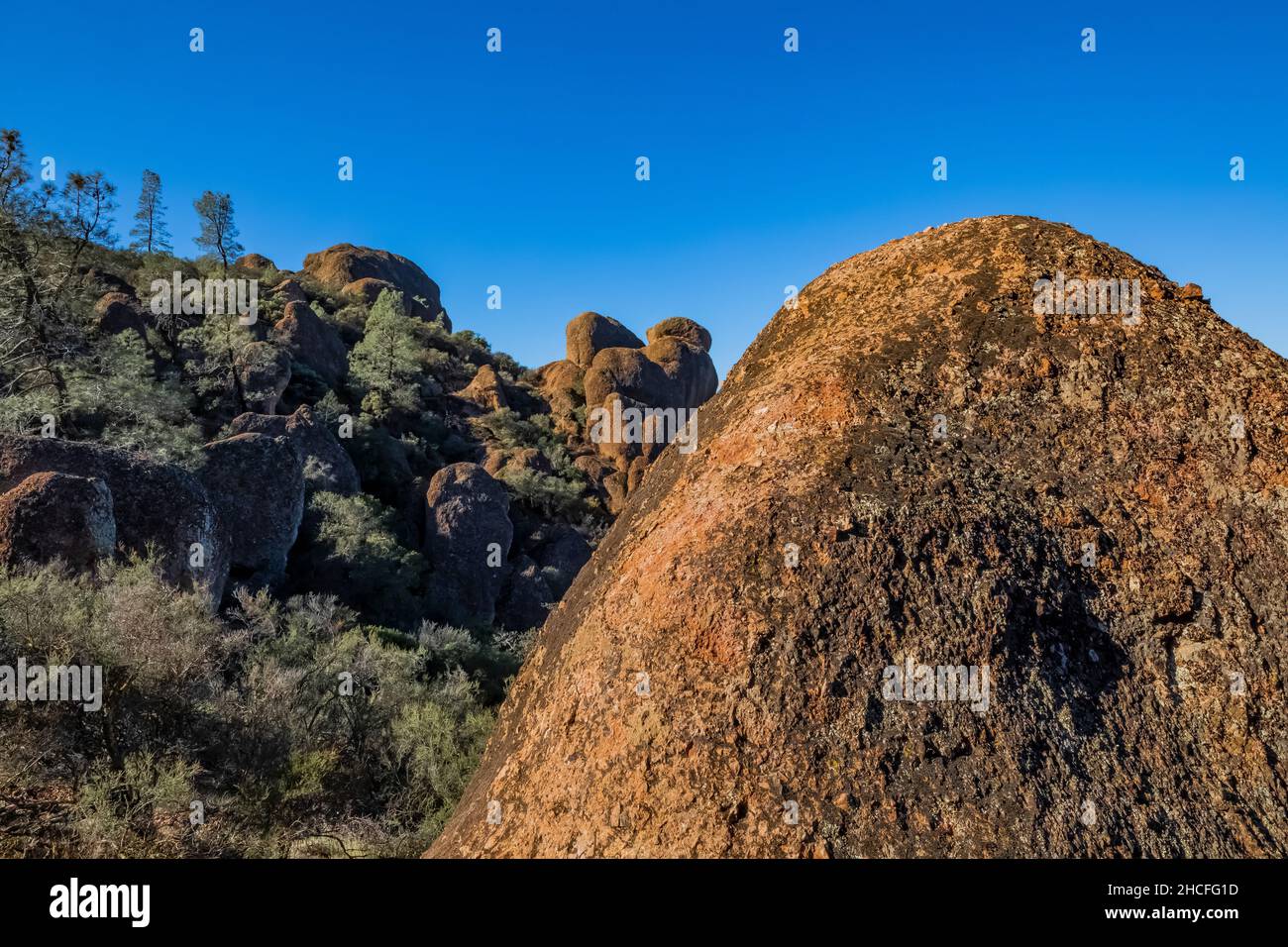 Pinnacles vulkanische Formationen, die aus erodierten vulkanischen Brekzien bestehen, entlang des High Peaks Trail im Pinnacles National Park, Kalifornien, USA Stockfoto