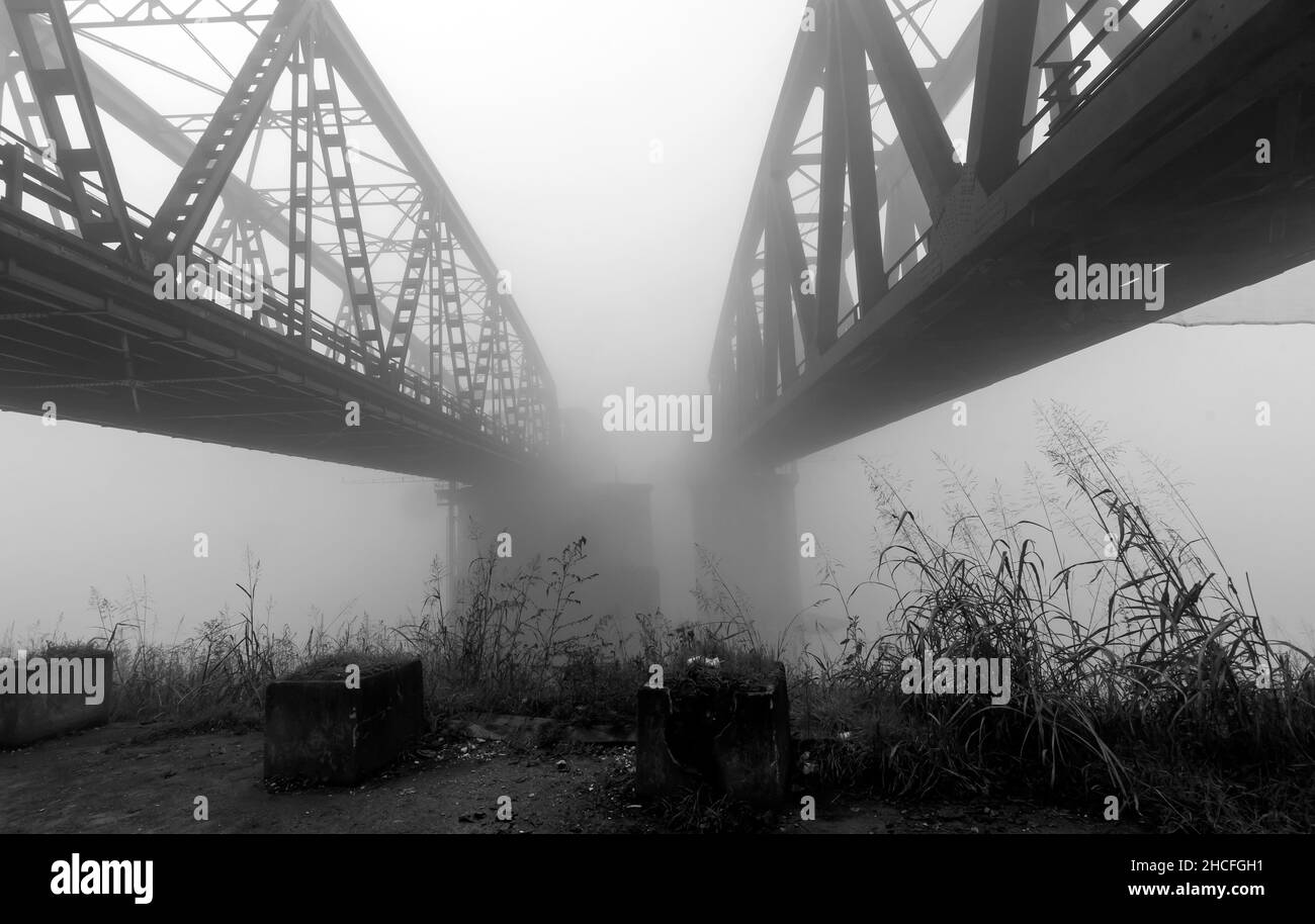 Brücke über den Po mit dichtem Nebel. Stockfoto