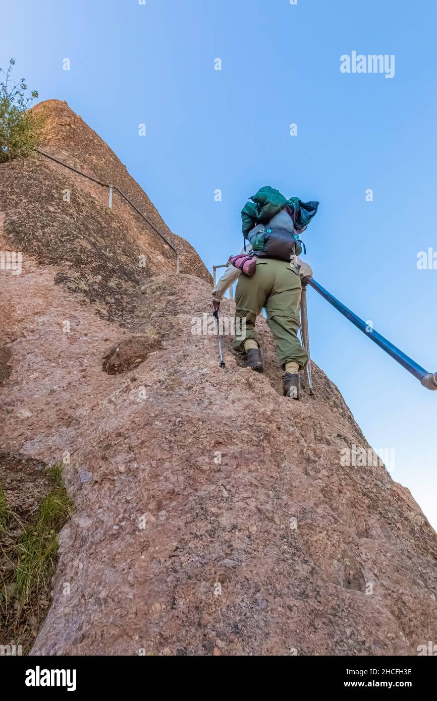 Wandern auf dem High Peaks Trail, einer anspruchsvollen Route, die vom Civilian Conservation Corps während der Großen Depression, dem Pinnacles National Park, Califo, gebaut wurde Stockfoto