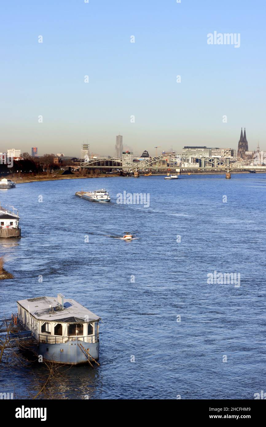 Blick von der Autobahnbrücke Rodenkirchen über den Rhein auf Köln, Nordrhein-Westfalen, Deutschland Stockfoto