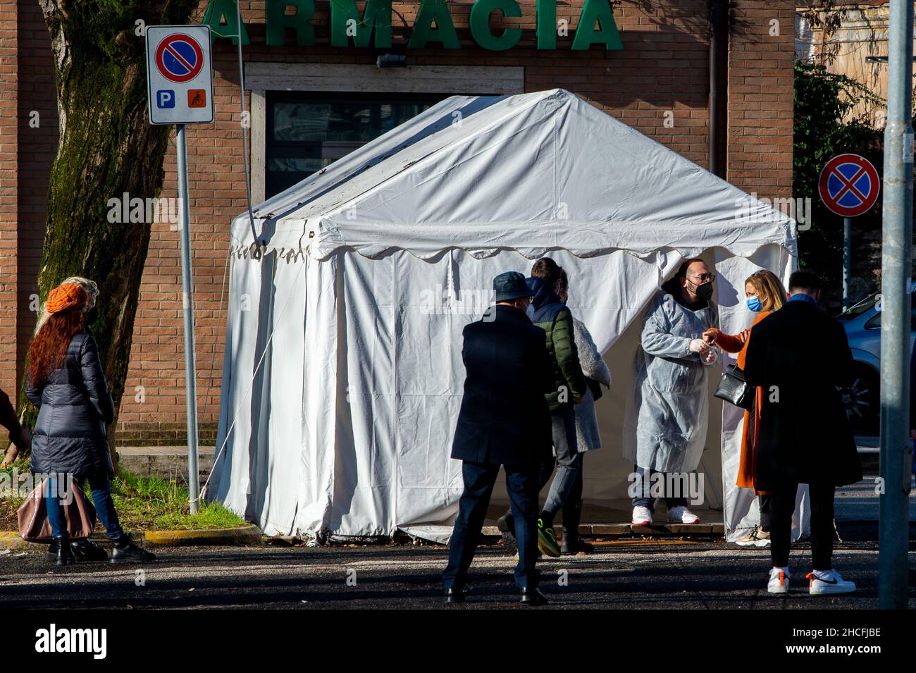 Rieti, Rieti, Italien. 28th Dez 2021. Die langen Schlangen an den Tupfern gehen weiter, sowohl in Asl als auch in Apotheken für unhygienische Tests. Für molekulare Tests in der asl von Latium seit Dezember 29 ist der Zugang nur unter Vorbehalt, lange Linien haben in einem Teil der Stadt blockiert, heute trifft sich der technische rat, um die Zeit der Quarantäne für positive und geimpfte Probanden zu moderieren. (Bild: © Riccardo Fabi/Pacific Press via ZUMA Press Wire) Stockfoto