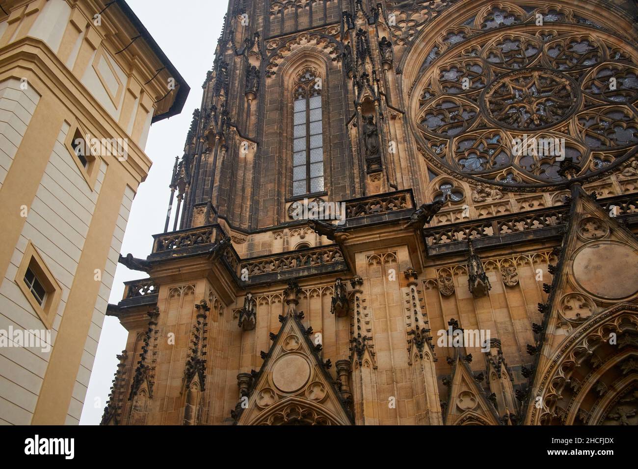 PRAG, TSCHECHISCHE REPUBLIK, 29. OKTOBER 2018: Fassade des St.-Veits-Doms. Hervorragendes Beispiel gotischer Architektur, die größte und wichtigste Kirche Stockfoto