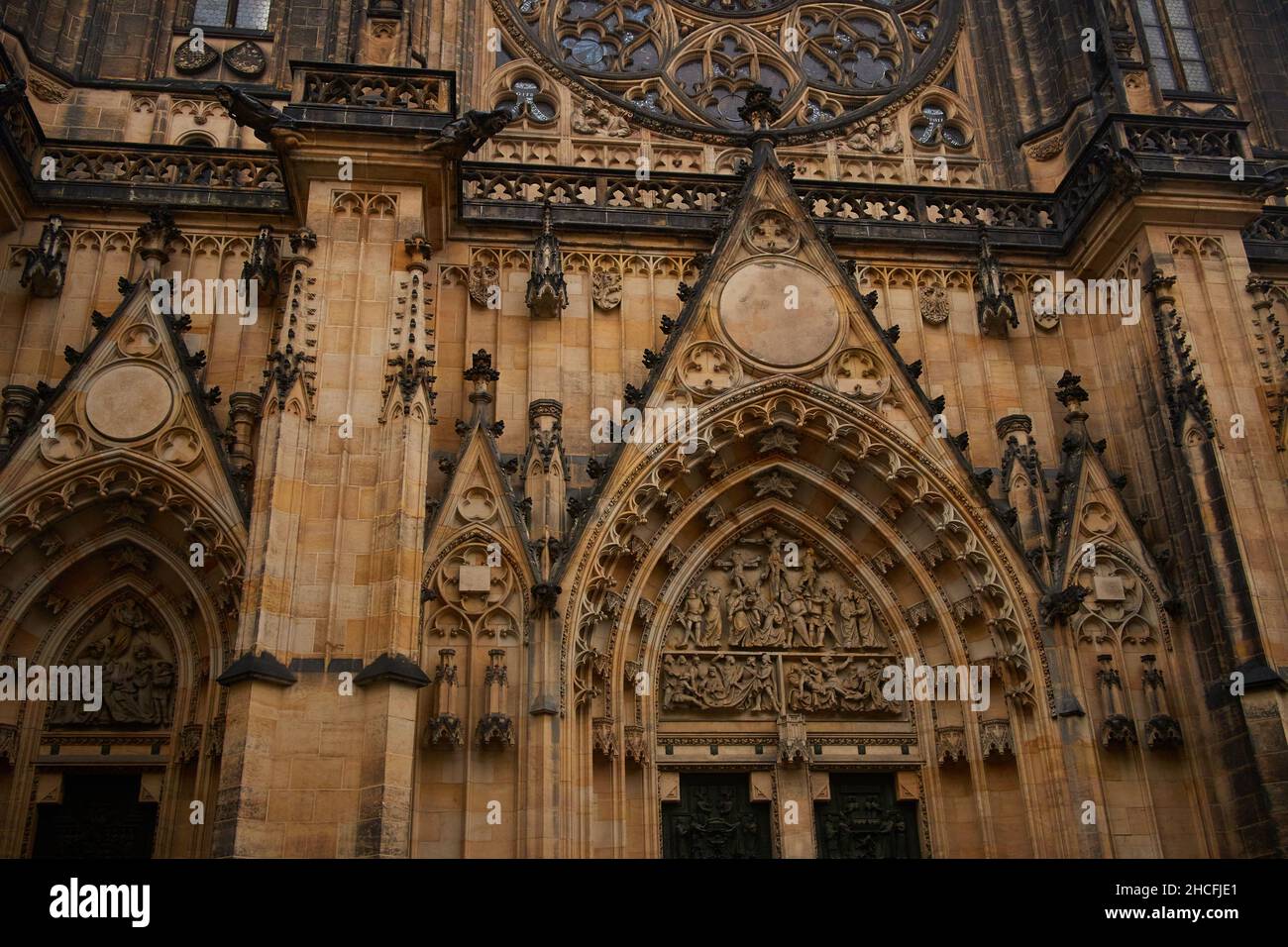 PRAG, TSCHECHISCHE REPUBLIK, 29. OKTOBER 2018: Fassade des St.-Veits-Doms. Hervorragendes Beispiel gotischer Architektur, die größte und wichtigste Kirche Stockfoto