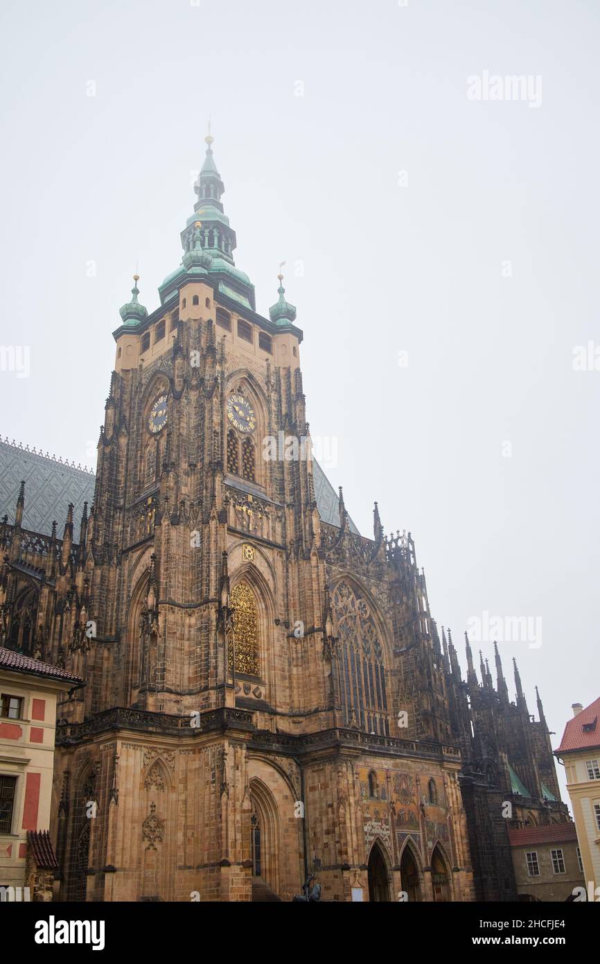 PRAG, TSCHECHISCHE REPUBLIK, 29. OKTOBER 2018: Fassade des St.-Veits-Doms. Hervorragendes Beispiel gotischer Architektur, die größte und wichtigste Kirche Stockfoto