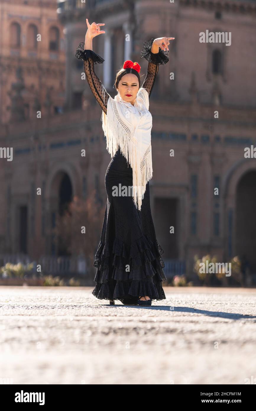 Frau in Flamenco-Kleid tanzt auf einem Platz Stockfoto