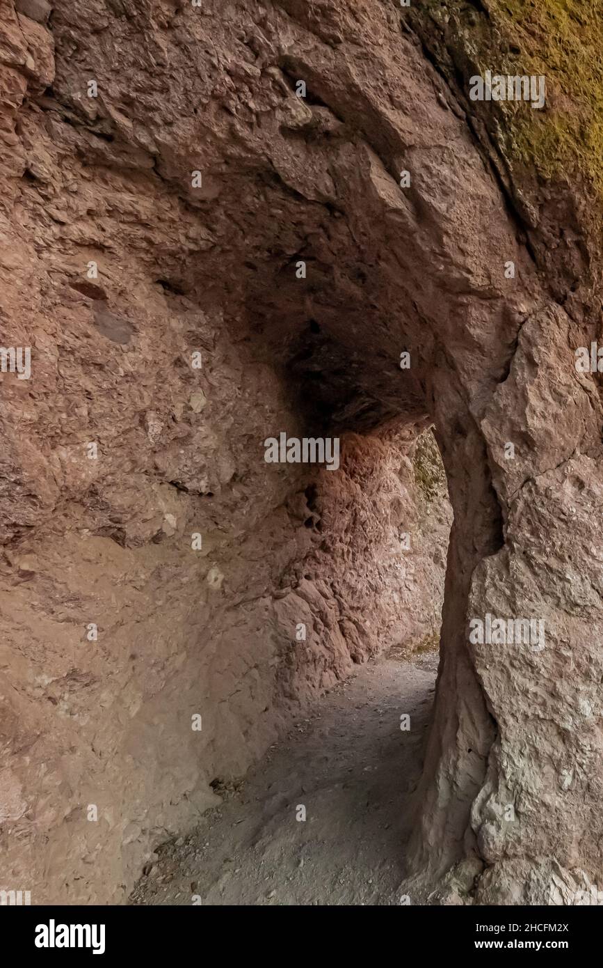 Wandern auf dem High Peaks Trail, einer anspruchsvollen Route, die vom Civilian Conservation Corps während der Großen Depression, dem Pinnacles National Park, Califo, gebaut wurde Stockfoto