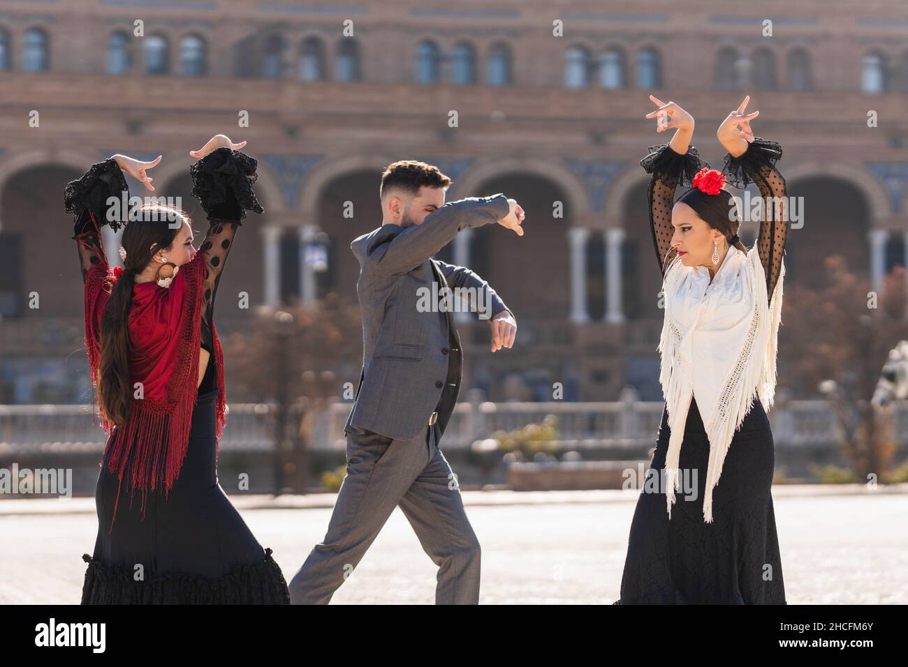 Drei Personen führen einen Flamenco-Tanz in traditioneller Kleidung im Freien auf Stockfoto