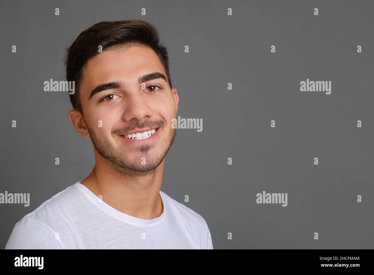 Nahaufnahme eines gut aussehenden lächelnden Mannes Stockfoto