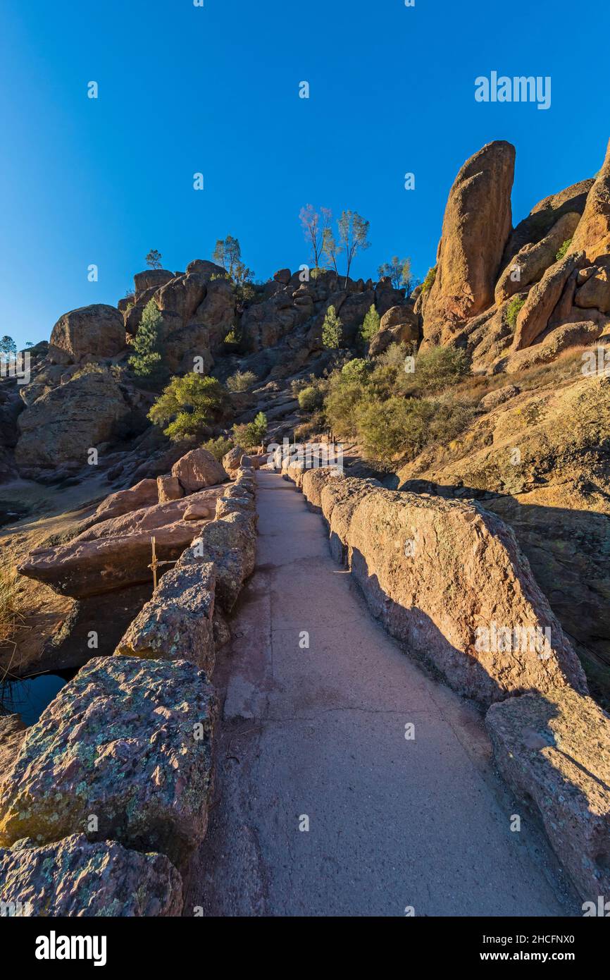 Bear Gulch Dam and Reservoir, erbaut vom Civilian Conservation Corps, im Pinnacles National Park, Kalifornien, USA Stockfoto