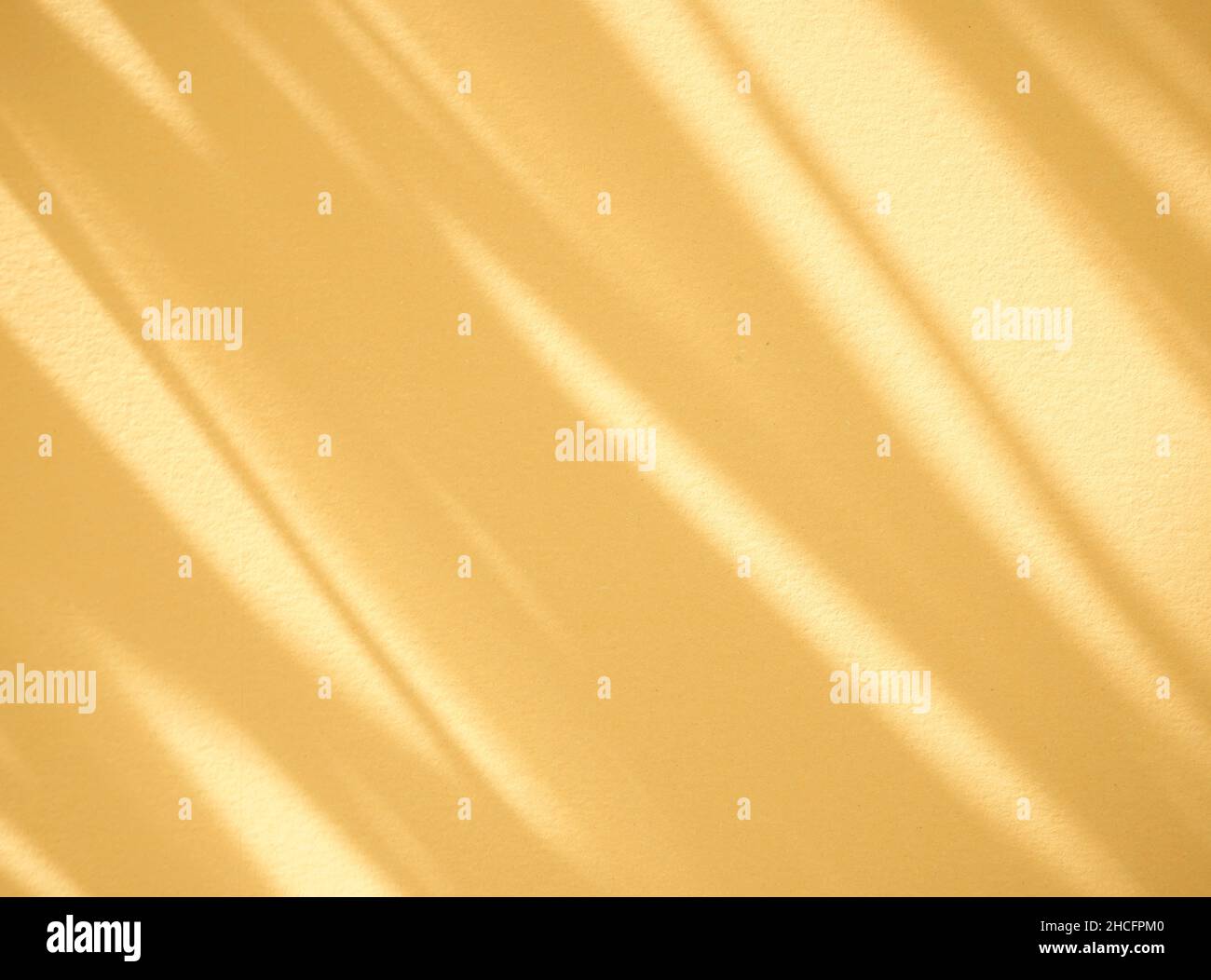 Organisches Kupfergold, verbranntes gelbes Schattenfarbüberzug auf weißem Hintergrund. Natürlicher, diagonaler Overlay-Effekt für Design, flach liegend, Modell. Stockfoto