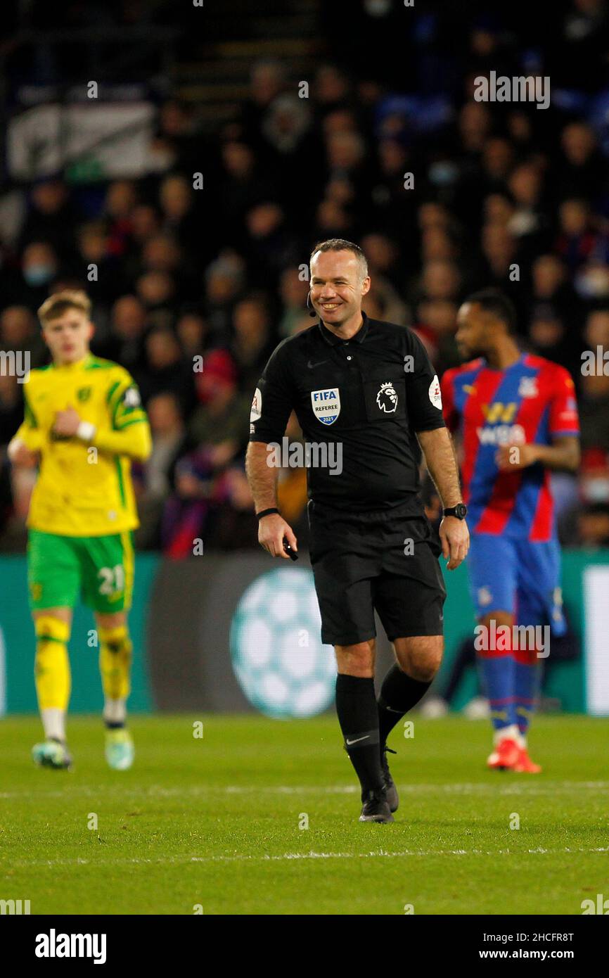 London, Großbritannien. 28th Dez 2021. Schiedsrichter Paul Tierney während des Premier League-Spiels zwischen Crystal Palace und Norwich City im Selhurst Park, London, England am 28. Dezember 2021. Foto von Carlton Myrie. Nur zur redaktionellen Verwendung, Lizenz für kommerzielle Nutzung erforderlich. Keine Verwendung bei Wetten, Spielen oder Veröffentlichungen einzelner Clubs/Vereine/Spieler. Kredit: UK Sports Pics Ltd/Alamy Live Nachrichten Stockfoto