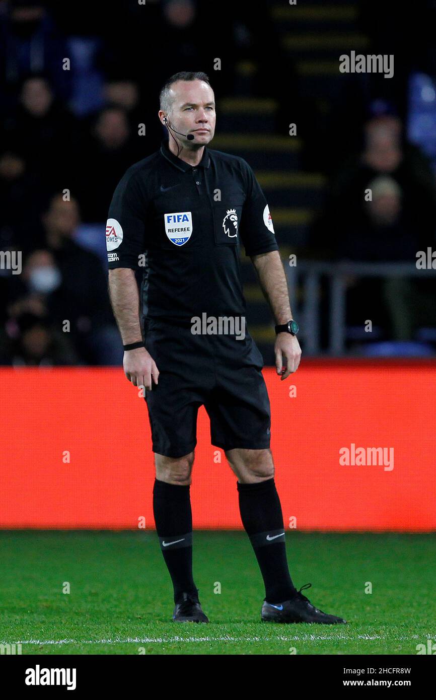 London, Großbritannien. 28th Dez 2021. Schiedsrichter Paul Tierney während des Premier League-Spiels zwischen Crystal Palace und Norwich City im Selhurst Park, London, England am 28. Dezember 2021. Foto von Carlton Myrie. Nur zur redaktionellen Verwendung, Lizenz für kommerzielle Nutzung erforderlich. Keine Verwendung bei Wetten, Spielen oder Veröffentlichungen einzelner Clubs/Vereine/Spieler. Kredit: UK Sports Pics Ltd/Alamy Live Nachrichten Stockfoto