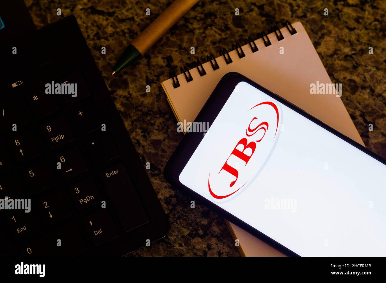 Brasilien. 28th Dez 2021. In dieser Abbildung ist das Logo von JBS S.A. zu sehen, das auf einem Smartphone angezeigt wird. (Foto von Rafael Henrique/SOPA Images/Sipa USA) Quelle: SIPA USA/Alamy Live News Stockfoto