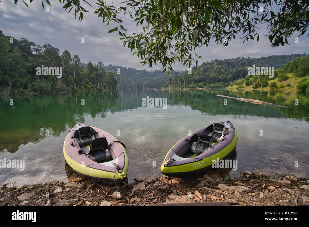 Landschaft des Mirror Lake Loop Trail in der Nähe von Shah Alam mit zwei aufblasbaren Booten am Ufer Stockfoto