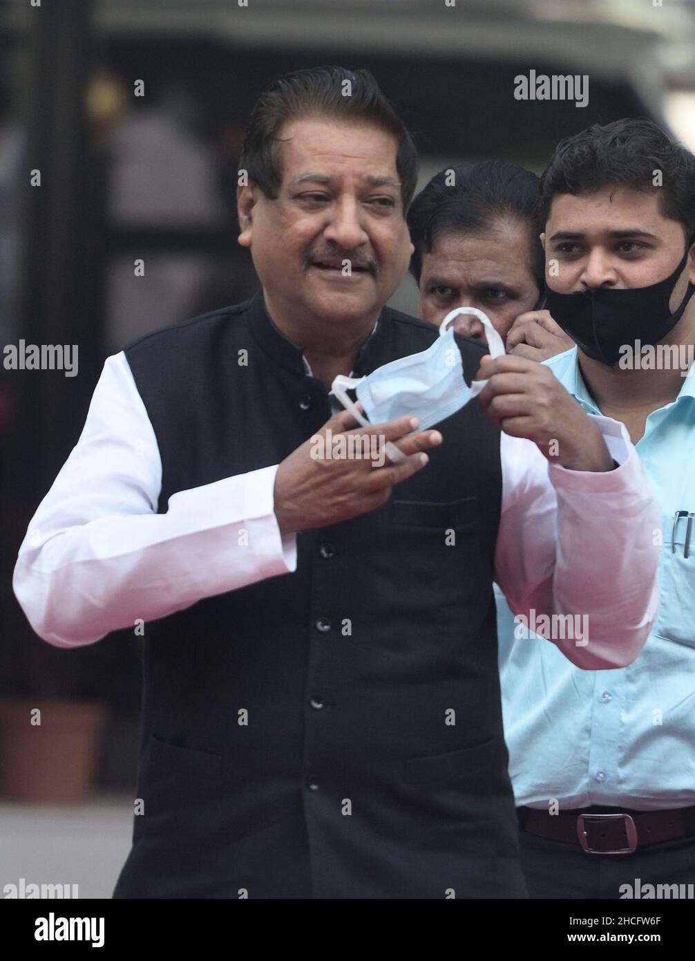 Mumbai, Indien. 28th Dez 2021. MUMBAI, INDIEN - 28. DEZEMBER: Kongressführer Prithviraj Chavan tritt am 5. Tag der Wintersitzung der Maharashtra-Legislativversammlung am 28. Dezember 2021 in Mumbai, Indien, bei der Maharashtra-Legislativversammlung ein. (Foto: Satish Bate/Hindustan Times/Sipa USA) Quelle: SIPA USA/Alamy Live News Stockfoto