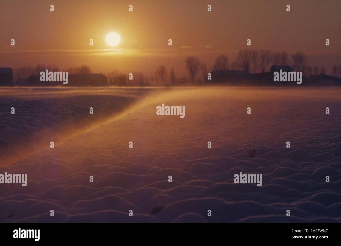 Winteruntergang in der Po-Ebene. Stockfoto