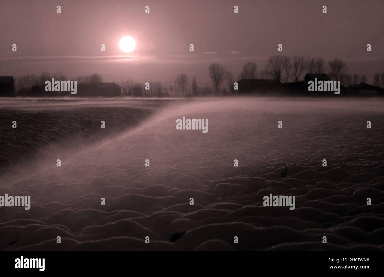 Winteruntergang in der Po-Ebene. Stockfoto