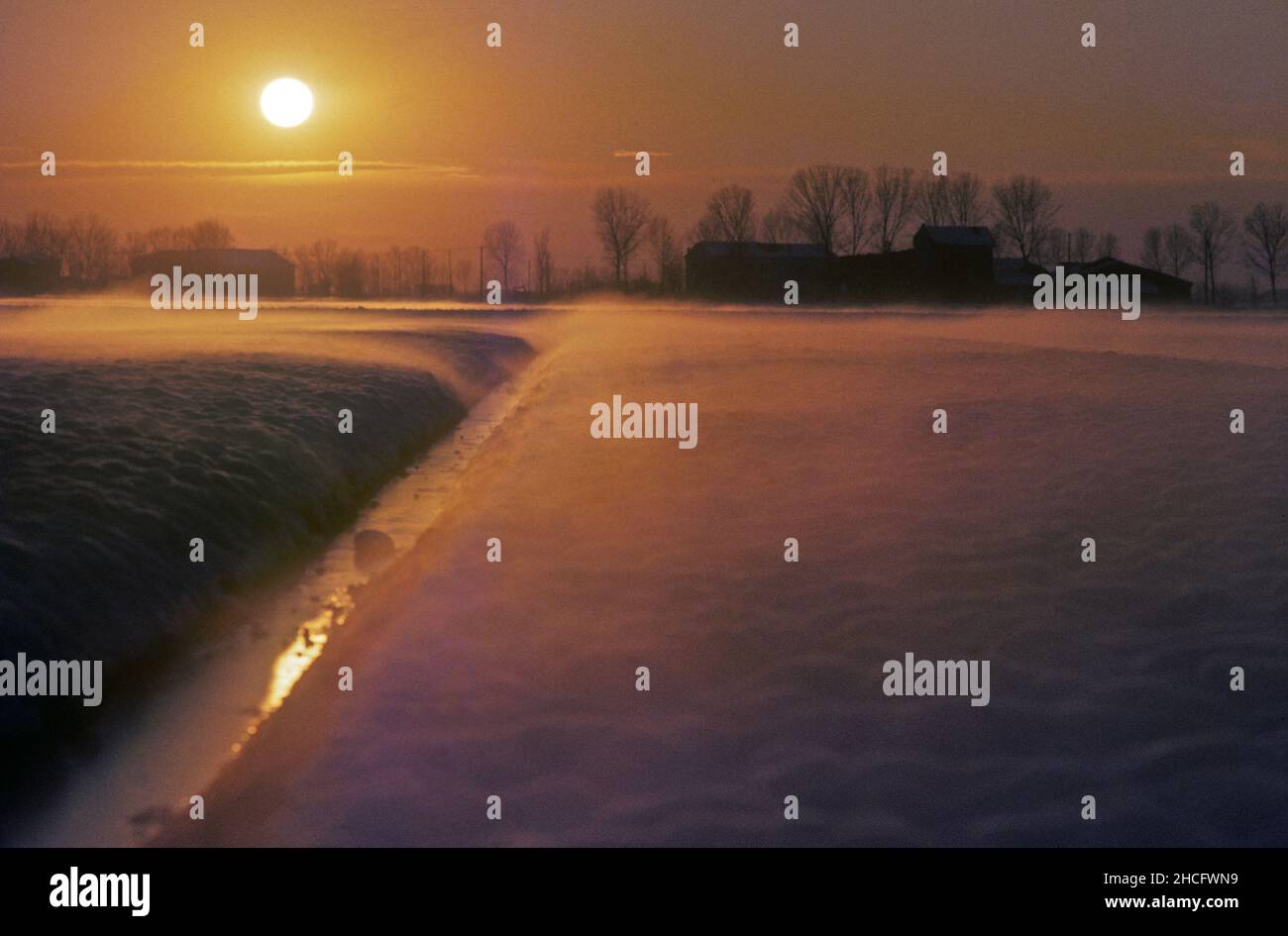 Winteruntergang in der Po-Ebene. Stockfoto