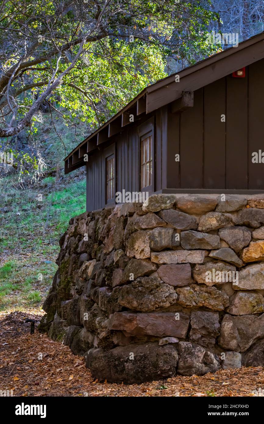 Steinfundament zur Kühlung eines rustikalen Gebäudes im Nationalpark, das vom Civilian Conservation Corps in Pinnacles National in Bear Gulch gebaut wurde Stockfoto