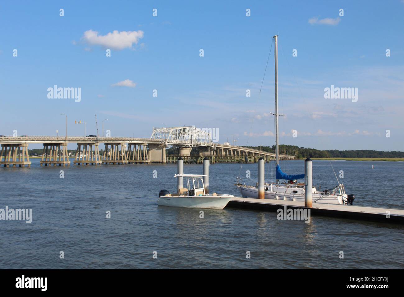 Broad River Bridge mit Booten und einem Pier davor in Beaufort, South Carolina Stockfoto