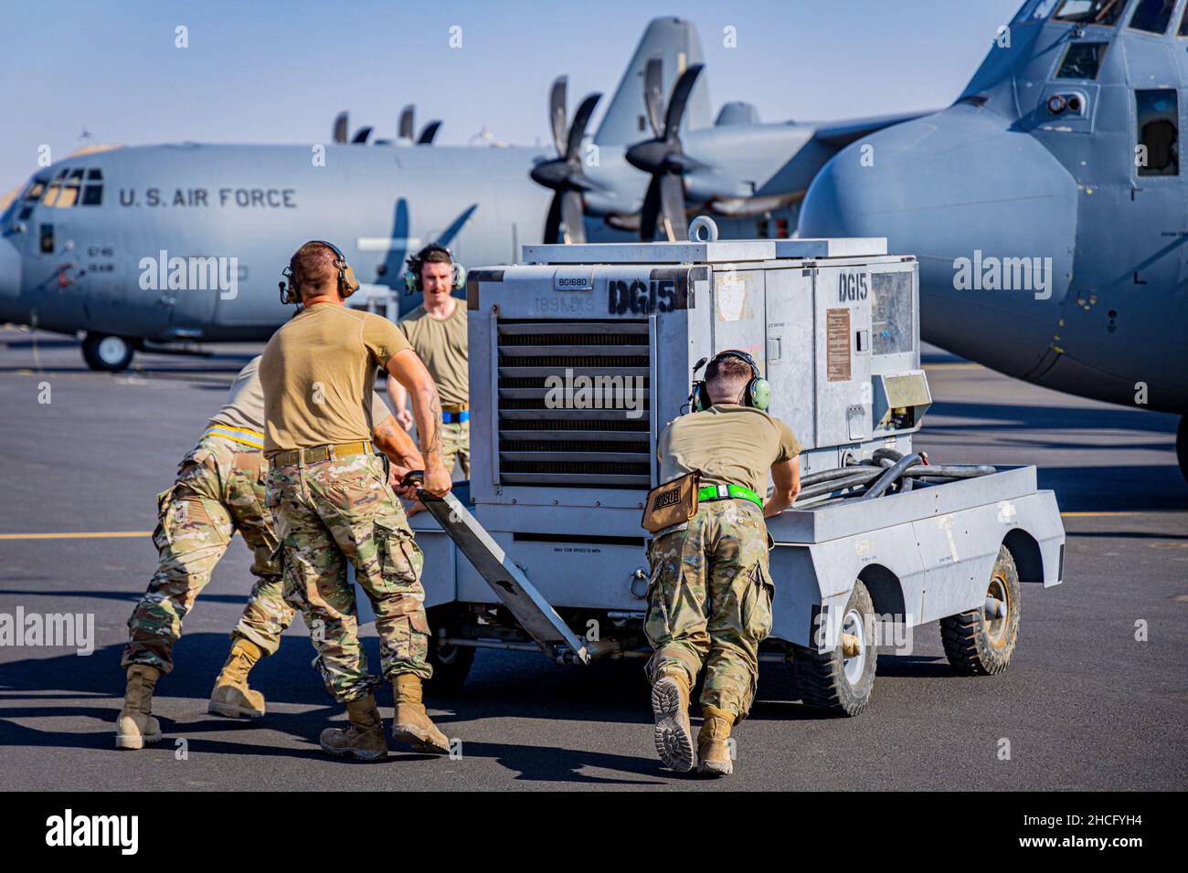 Die der Expeditionary Aircraft Maintenance Unit 61st zugewiesenen Flieger müssen vor der Durchführung von Wartungsarbeiten an einer C-130J Super Hercules, die der Expeditionary Airlift Squadron 61st auf der Ali Al Salem Air Base, Kuwait, zugewiesen wurde, eine externe Stromversorgung einstecken, 2021. November 22. ASAB ist als Theater-Gateway des US Central Command bekannt und kann durch taktische Luftauftriebsoperationen auf Eventualitäten reagieren. (USA Air Force Courtesy Foto von 1st LT Nathan Lowe) Stockfoto
