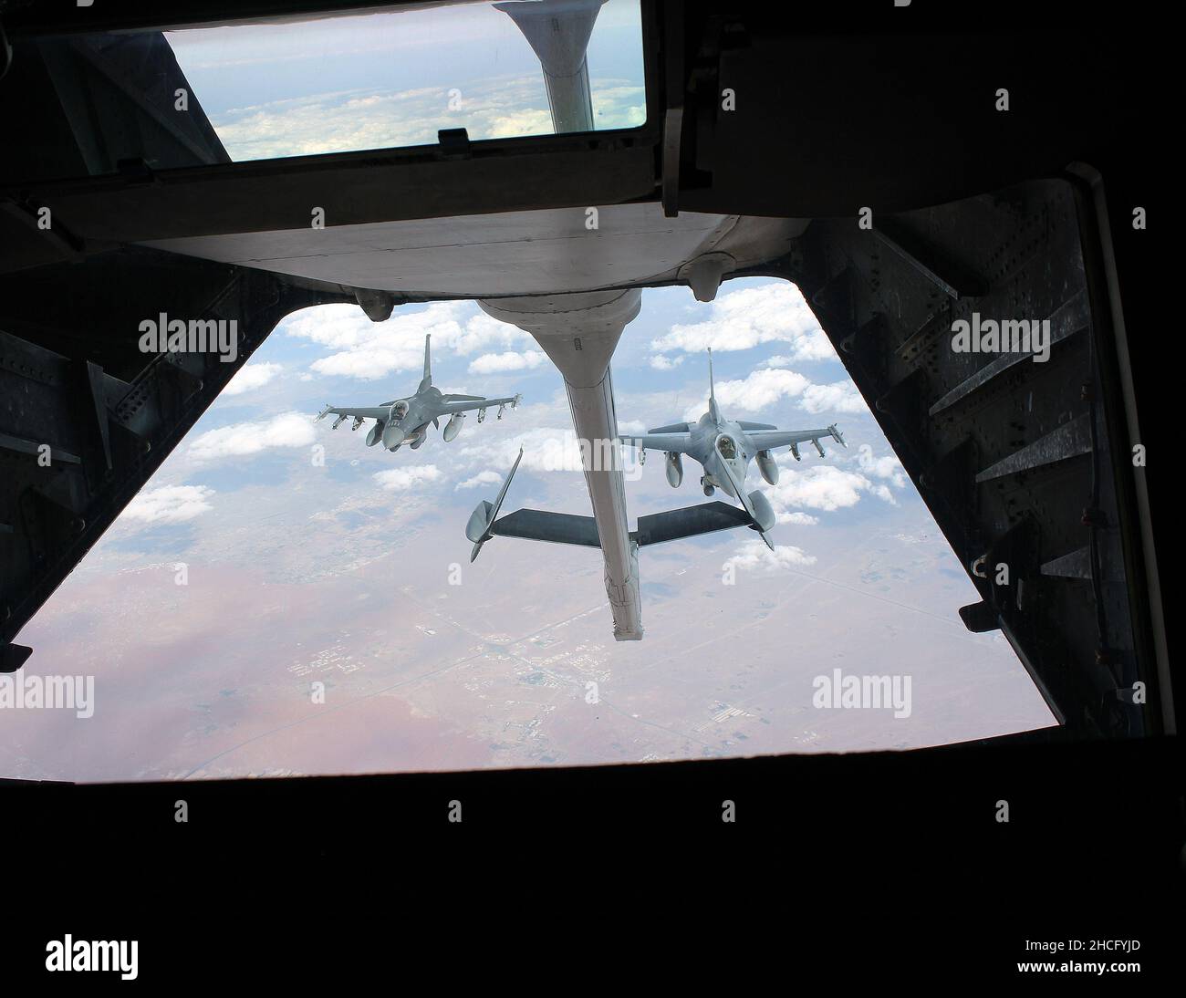 Zwei F-16 Falcons aus dem Expeditionary Fighter Squadron 176thth, 378th Air Expeditionary Wing auf der Prince Sultan Air Base, Saudi-Arabien, die in Formation fliegen, nachdem sie Treibstoff von einem KC-10 Extender, geflogen von dem 908th Air Betanking Squadron, 380th Air Expeditionary Wing, auf der Al Dhafra Air Base, Vereinigte Arabische Emirate, 16. Dezember 2021. Die KC-10 bietet in-Air-Betankungskapazitäten für US-amerikanische und alliierte Flugzeuge in der gesamten Central Command-Region. (USA Luftwaffe Foto von Master Sgt. Dan Heaton) Stockfoto