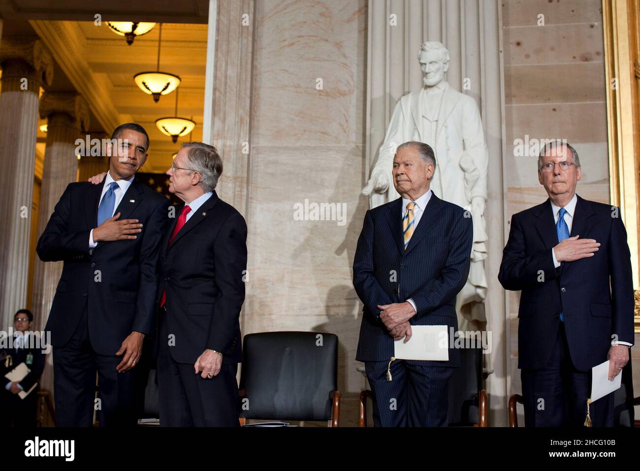 Washington, DC – 28. Oktober 2009 -- Der Mehrheitsführer des US-Senats, Harry Reid (Demokrat von Nevada), spricht mit US-Präsident Barack Obama während der Gold Medal Zeremonie des Kongresses zu Ehren des ehemaligen US-Senators Edward W. Brooke (Republikaner von Massachusetts), zweiter von rechts, im US-Kapitol in Washington, DC, am 28. Oktober 2009. Der republikanische Führer des US-Senats, Mitch McConnell (Republikaner von Kentucky), steht ganz rechts. Obligatorische Gutschrift: Pete Souza - White House über CNP Stockfoto