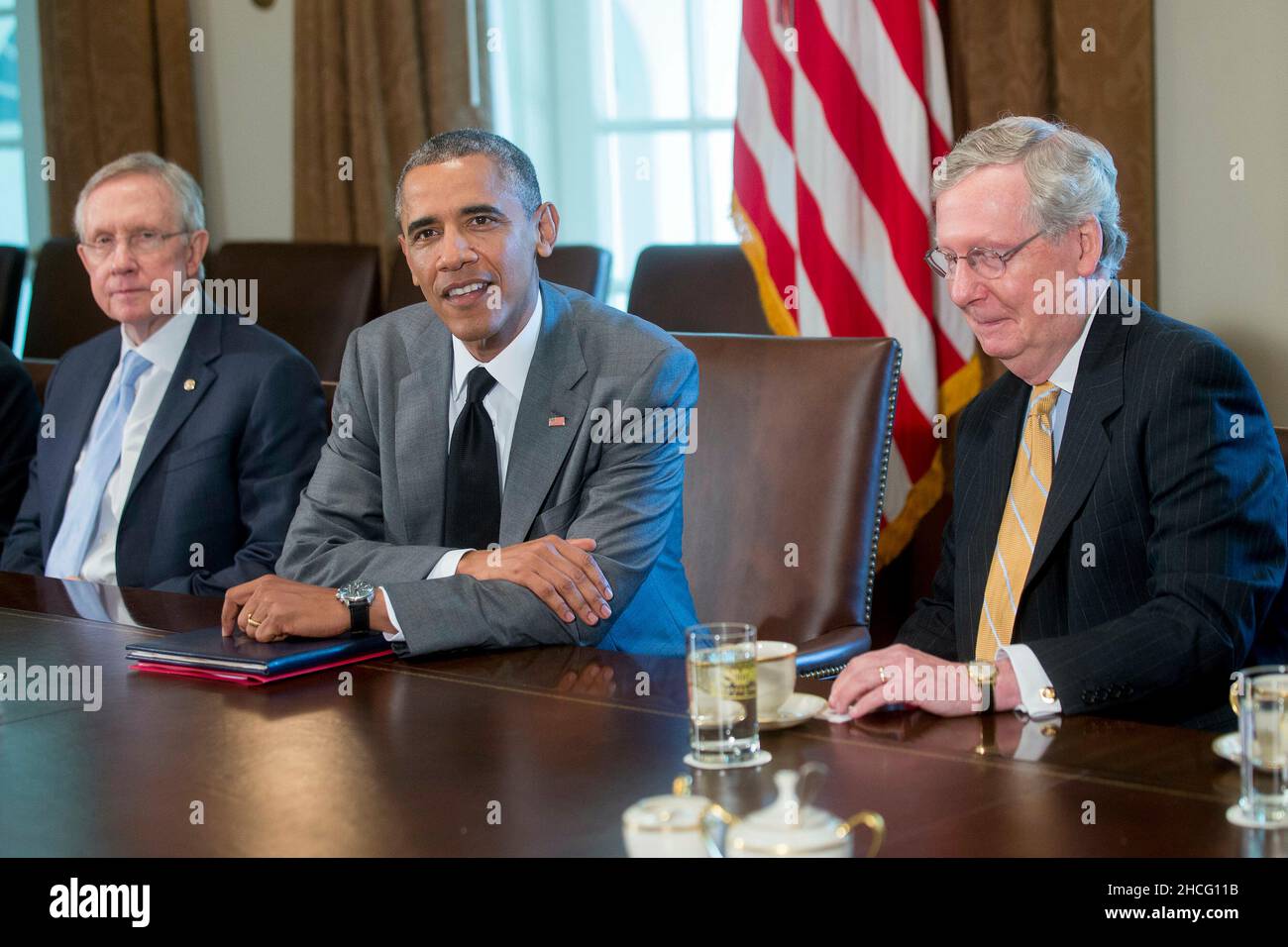 Vereinigte Staaten Präsident Barack Obama, zentrieren, spricht zu den Medien, als er mit Mitgliedern des Kongresses zur Außenpolitik einschließlich U.S. Senat Republican Leader Mitch McConnell (Republikanische von Kentucky), rechten und U.S. Senate Majority Leader Harry Reid (Demokrat von Nevada), links, im Cabinet Room des weißen Hauses in Washington, DC, USA, auf Donnerstag, 31. Juli 2014 trifft. Den USA möglicherweise verschieben, Handel mit Derivaten zu begrenzen und kurzfristige Kredite mit russischen Unternehmen, wenn bereits verhängte Sanktionen nicht wiegen sich Präsident Vladimir Putin dazu Unterstützung für Rebellen im Osten der Ukraine. Bildnachweis: Andrew Harrer / Stockfoto