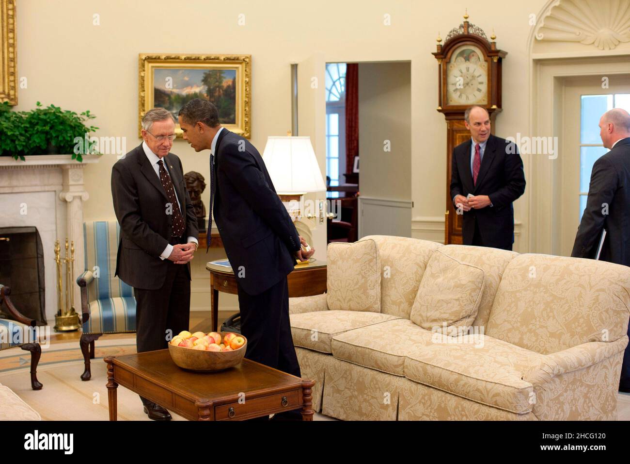 Washington, DC - 8. Oktober 2009 -- US-Präsident Barack Obama spricht mit dem Mehrheitsführer des Senats, Harry Reid, nach ihrem Treffen mit der Sprecherin des Repräsentantenhauses, Nancy Pelosi, im Oval Office, am Mittwoch, den 7. Oktober 2009. Obligatorische Gutschrift: Pete Souza - White House über CNP Stockfoto