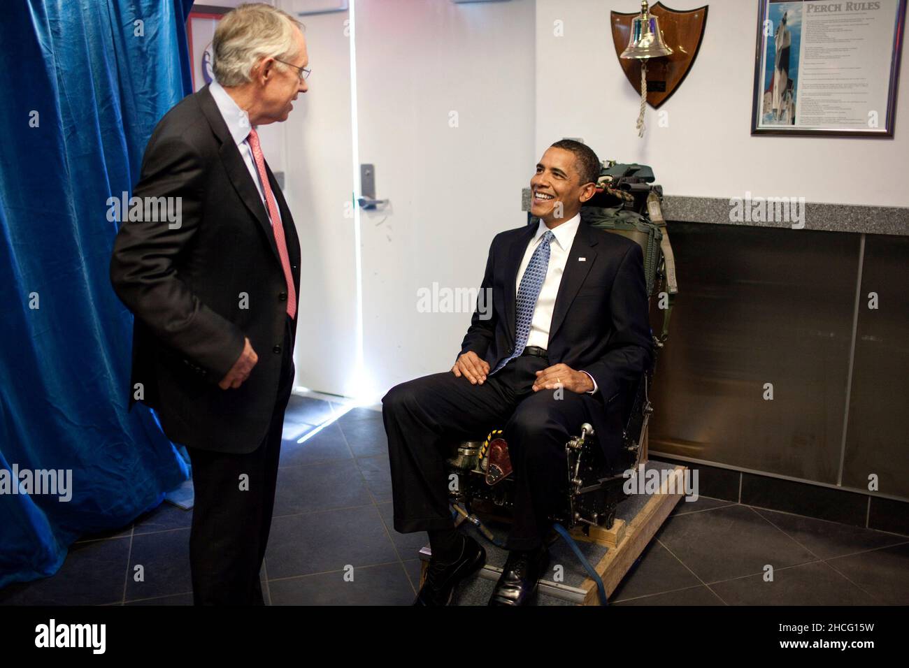 Las Vegas, NV - 26. Mai 2009 -- US-Präsident Barack Obama sitzt auf einem Pilotsitz, während er mit dem Mehrheitsführer des US-Senats, Harry Reid (Demokrat von Nevada), spricht, bevor er am 27. Mai 2009 auf dem Luftwaffenstützpunkt Nellis in Las Vegas spricht. Pete Souza - White House über CNP Stockfoto