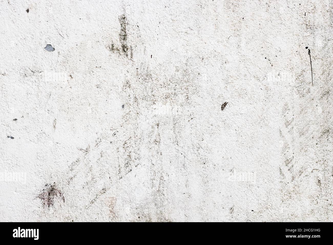 Weiß bemalte alte verlassene Betonwand mit Staub und Flecken für Textur Hintergrund Stockfoto