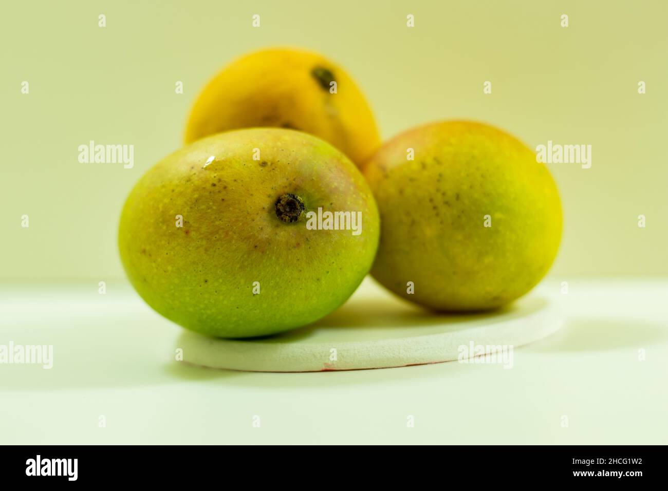 Gelbe bis orange Farbe außen, wenn reif. Beschrieben als eine faserlose, süße und angenehme Mango. Sommer tropische Früchte reich an Vitaminen Stockfoto