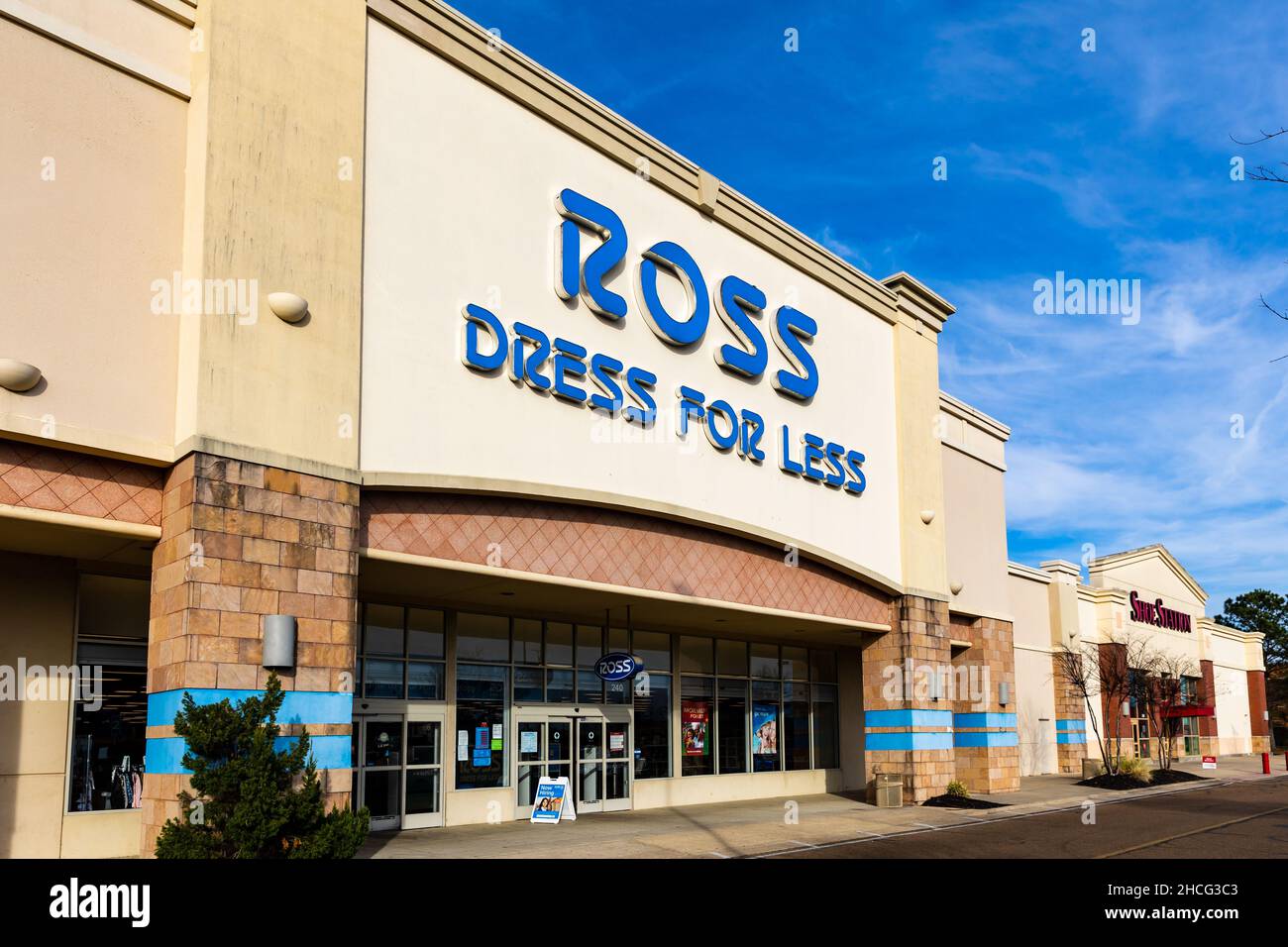 Flowood, MS - 15. Dezember 2021: Ross Dress for Less ist eine Kette von Discount-Kaufhäusern Stockfoto