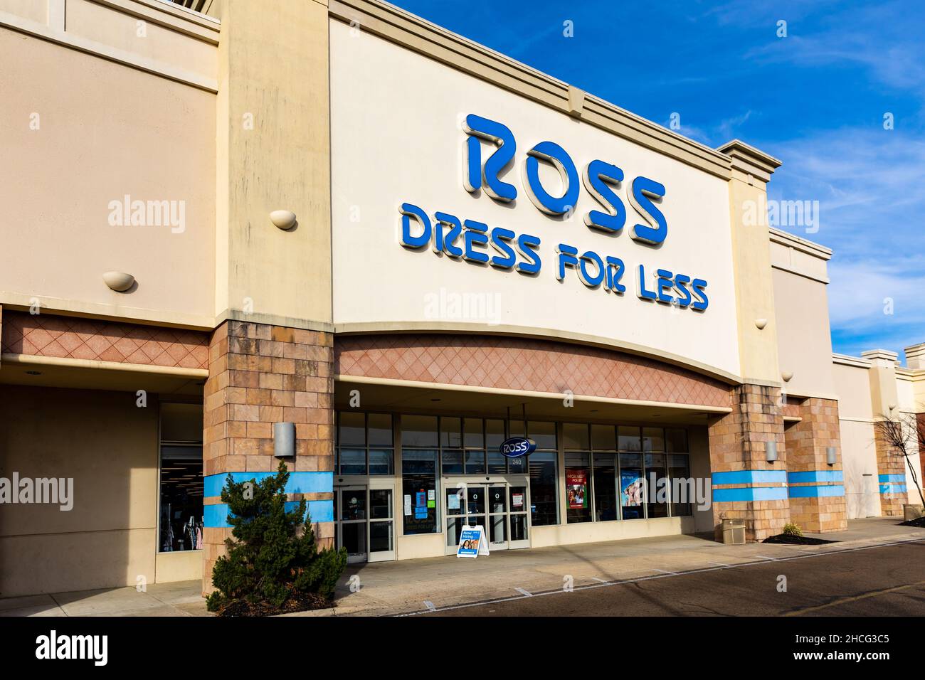 Flowood, MS - 15. Dezember 2021: Ross Dress for Less ist eine Kette von Discount-Kaufhäusern Stockfoto
